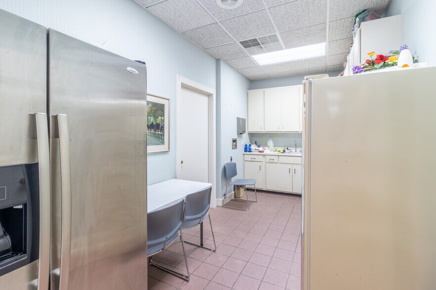 More Photos Of 1421 Ross Dr, Dalton Office For Sale