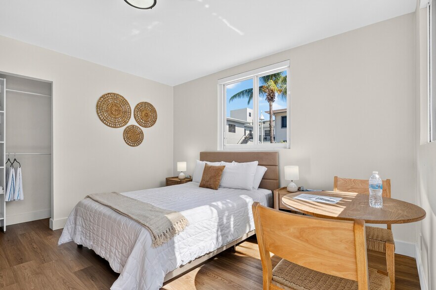 More Photos Of 327 Harding St, Hollywood Hotel For Sale