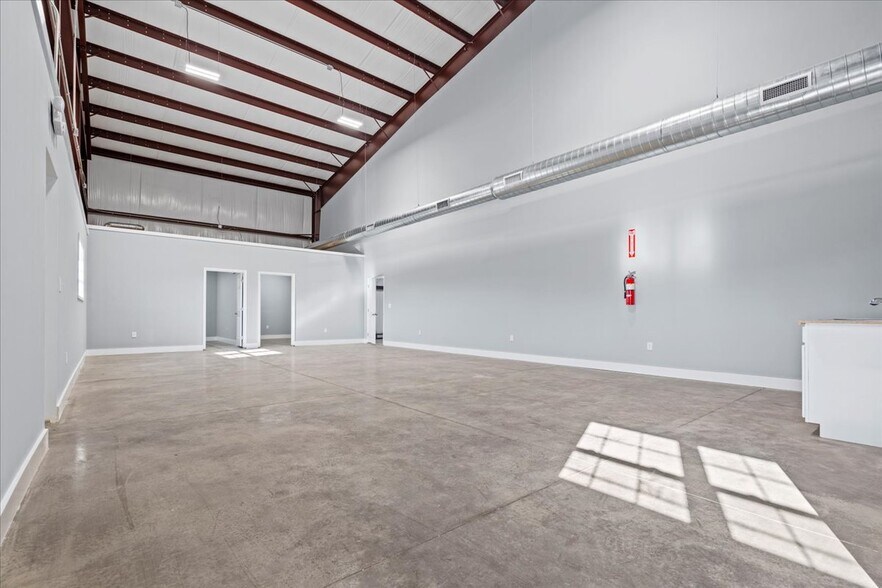 More Photos Of 3345 Willow Creek Rd, Florence Flex For Lease