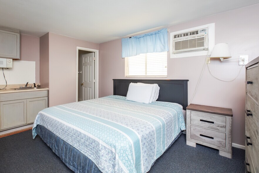 More Photos Of 198 Ashworth Ave, Hampton Hotel For Sale