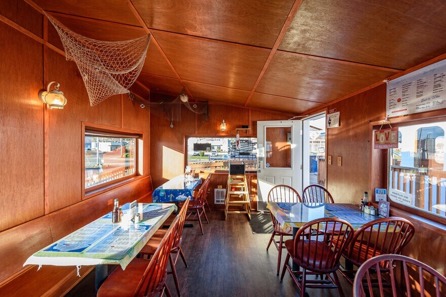 More Photos Of 102 Hall Ave, Coos Bay Restaurant For Sale