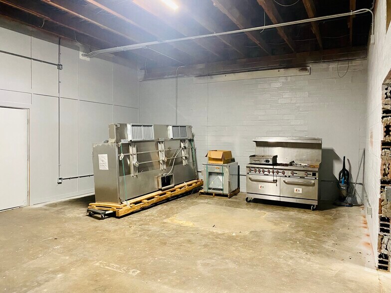 More Photos Of 114 W Ikard St, Henrietta Office For Sale