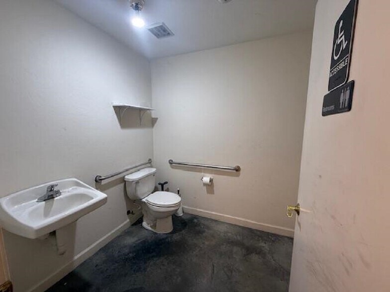 More Photos Of 1107 Reynolds Ave, Greenwood Industrial For Sale
