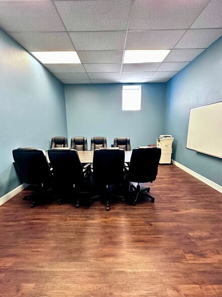 More Photos Of 215 S College St, Waxahachie Storefront For Lease