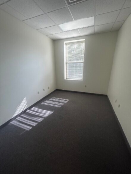 More Photos Of 265 W Main St, Kent Medical For Lease