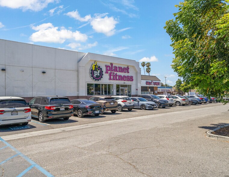 More Photos Of 16930 Parthenia St, Northridge General Retail For Sale