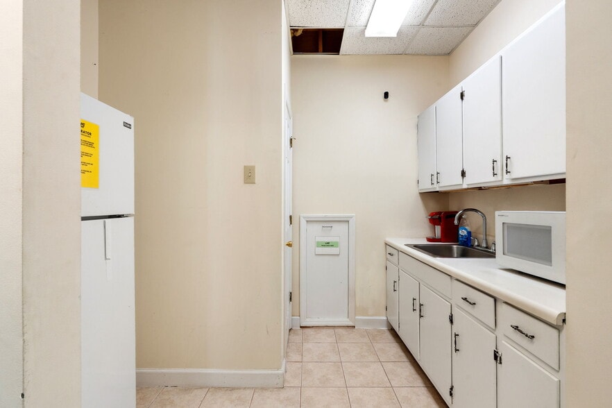 More Photos Of 1919 Boulevard St, Greensboro Office For Sale