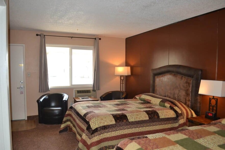 More Photos Of 308 W 12th St, Alturas Hotel For Sale