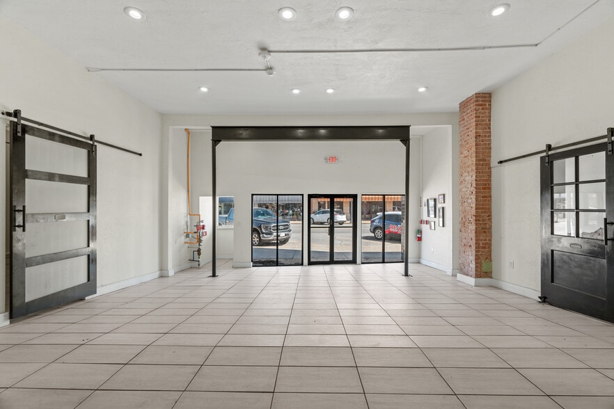 More Photos Of 606 Frisco Ave, Clinton Storefront Retail Office For Sale