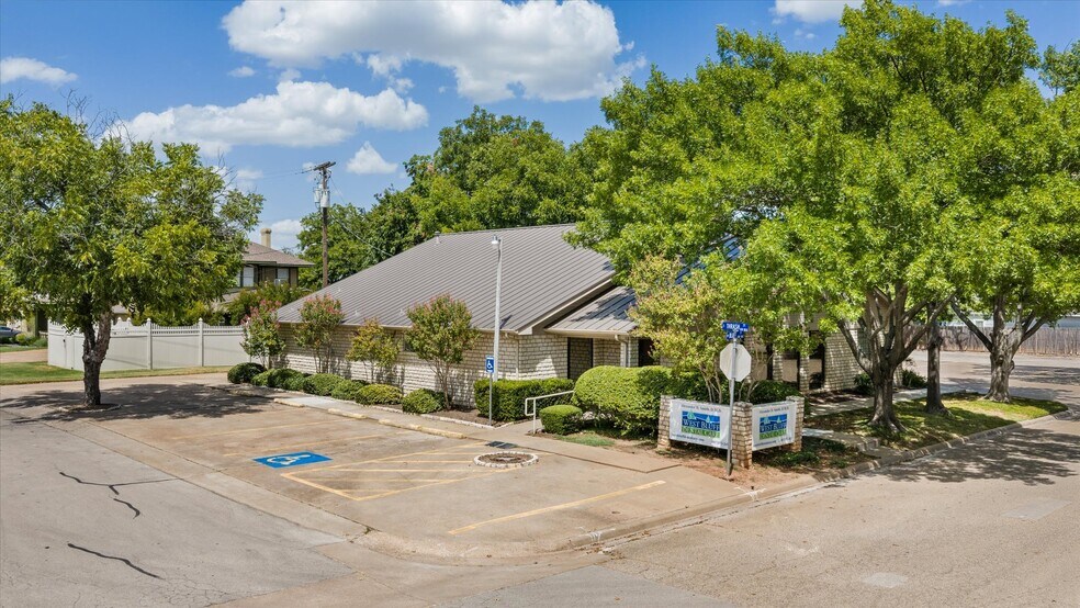 Primary Photo Of 310 W Bluff St, Granbury Office For Sale