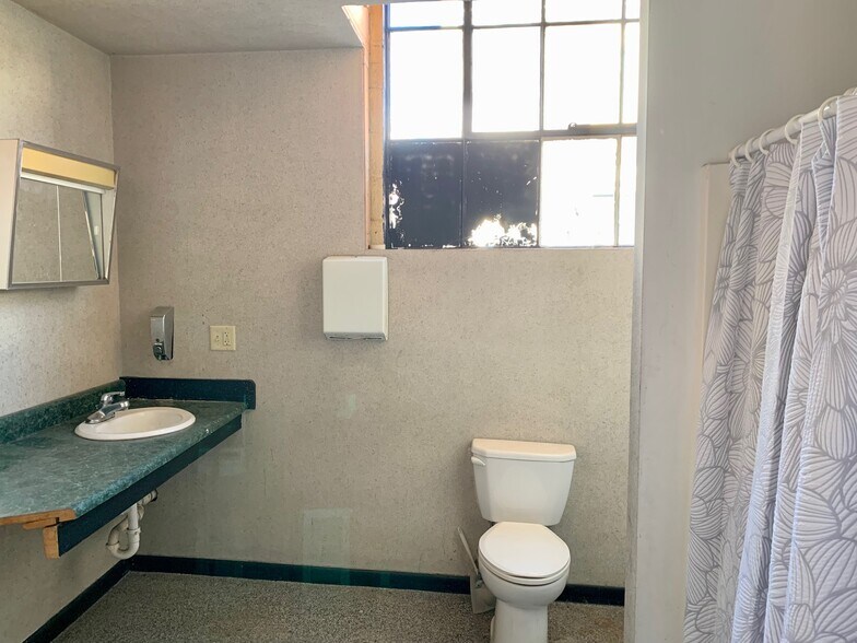 More Photos Of 218 E Madison St, Lancaster Distribution For Sale