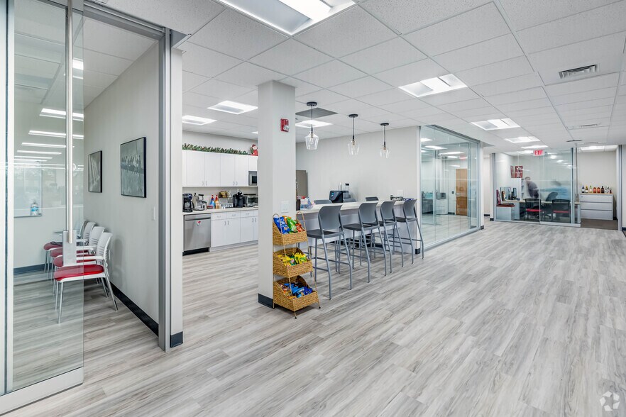 More Photos Of 300 Jericho Quadrangle, Jericho Unknown For Lease