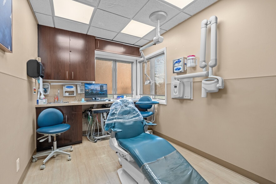 More Photos Of 4546 Hylan Blvd, Staten Island Medical For Sale