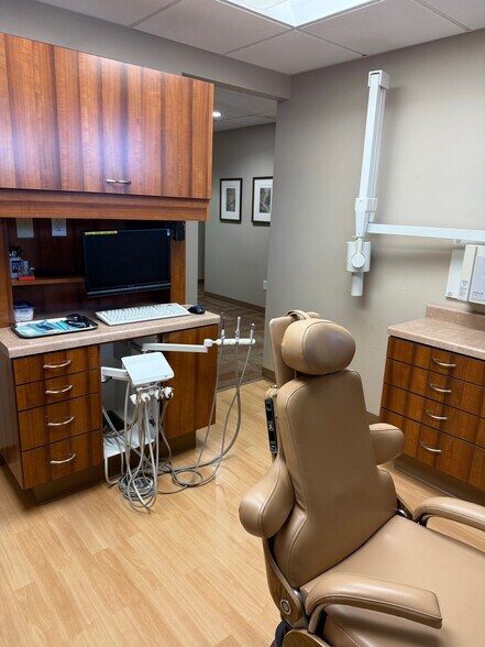 More Photos Of 4414 Regent St, Madison Office For Sale