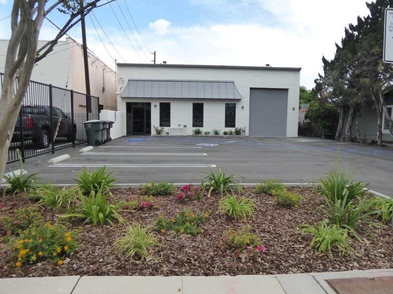 More Photos Of 632 Thompson Ave, Glendale Warehouse For Lease