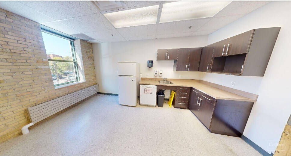 More Photos Of 111 Lombard Ave, Winnipeg Office For Lease