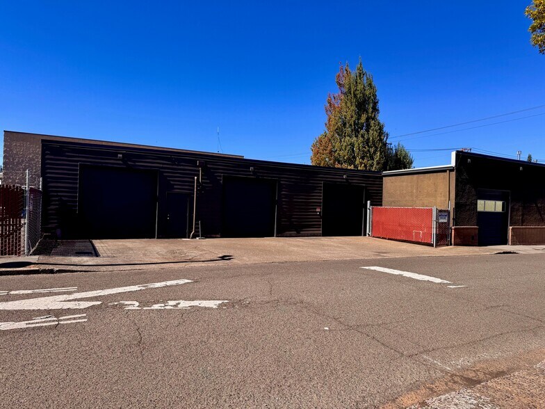 More Photos Of 290 Young St, Woodburn Warehouse For Lease