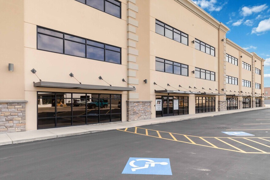More Photos Of 222 N Plymouth Ave, New Plymouth Showroom For Sale