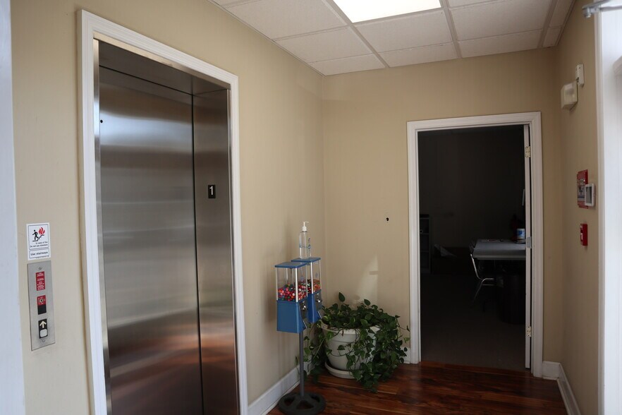 More Photos Of 1974 Commonwealth Ln, Tallahassee Office Residential For Sale