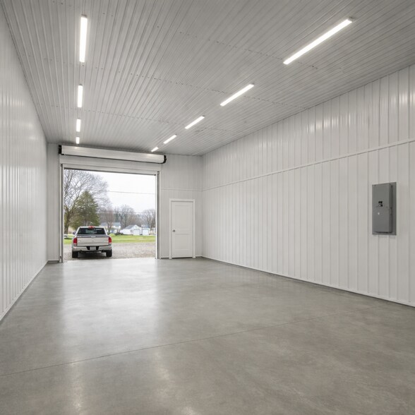 More Photos Of 909 Roosevelt blvd, Eleanor Light Distribution For Lease