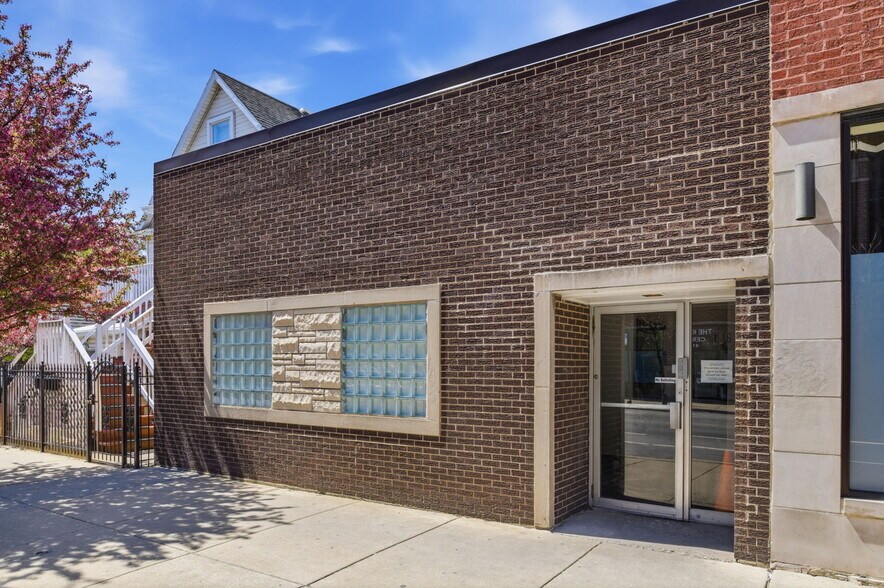Primary Photo Of 4136 N Kedzie Ave, Chicago Medical For Sale