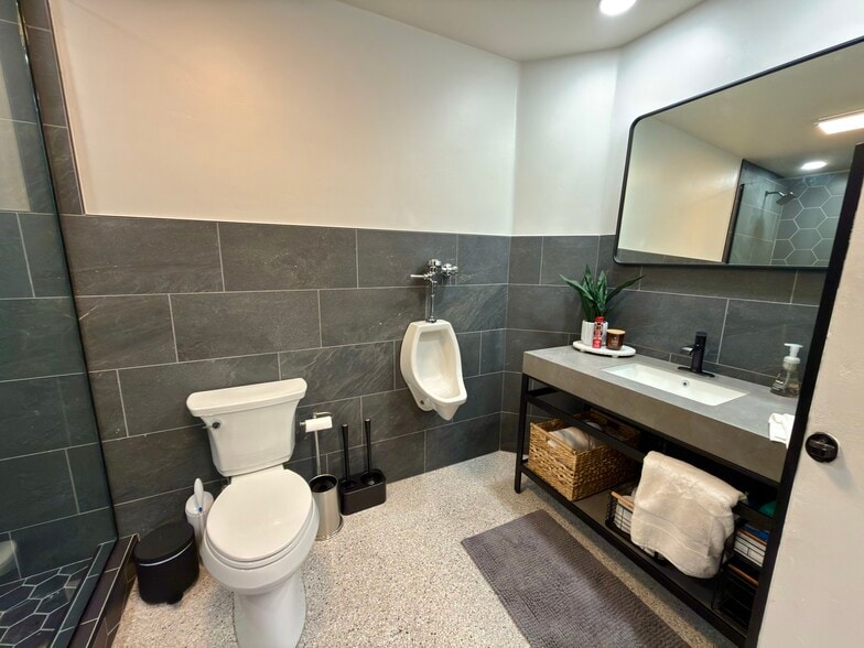 More Photos Of 7800 E Greenway RD. Unit A105, Scottsdale Warehouse For Sale
