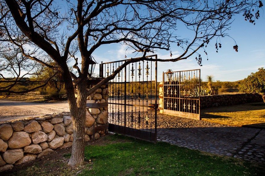 More Photos Of 13500 N Oracle Rd, Tucson Specialty For Sale