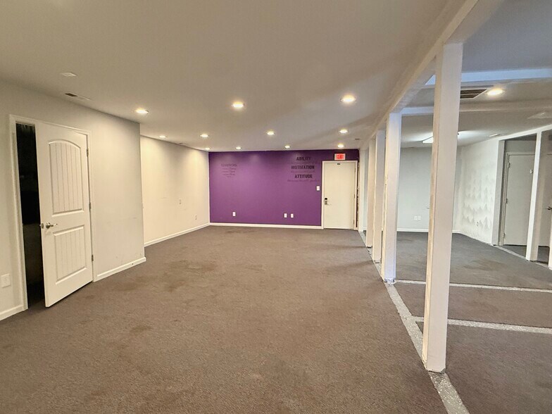 More Photos Of 2618 Airline Blvd, Portsmouth Showroom For Sale