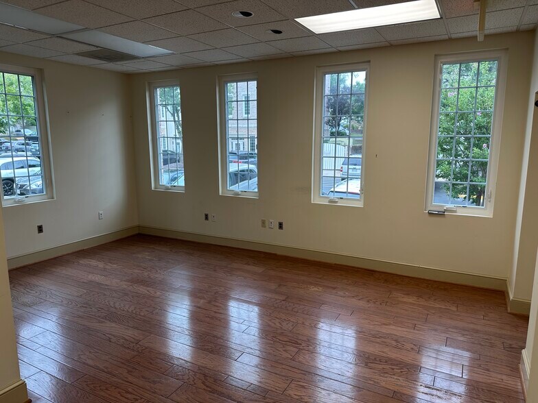 More Photos Of 3923 Blenheim Blvd, Fairfax Medical For Sale