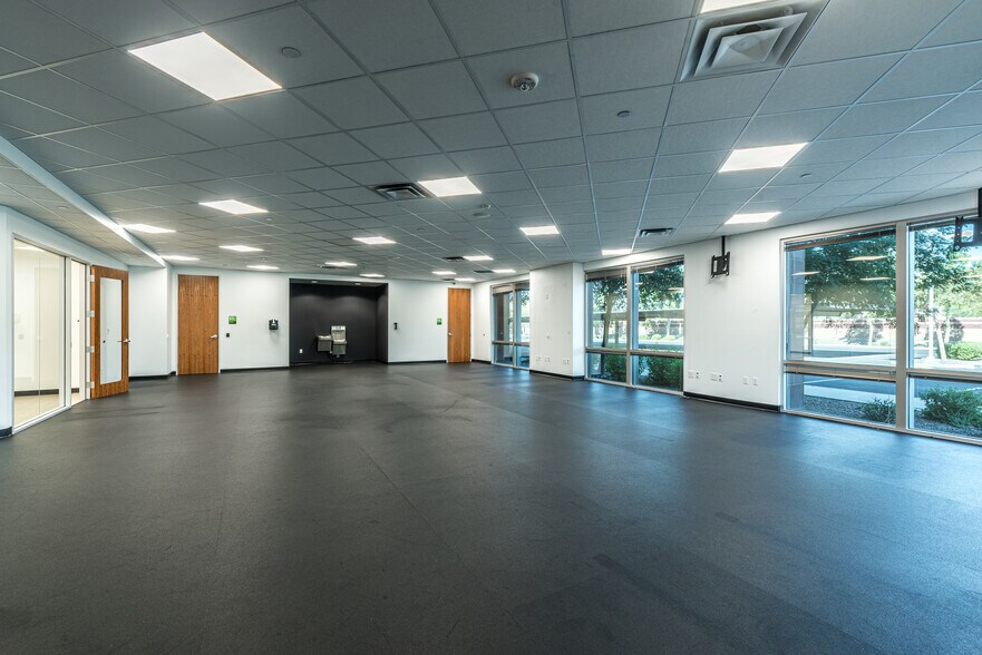 More Photos Of 8990 W Glendale Ave, Glendale Office For Sale