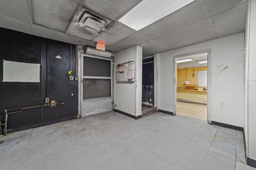 More Photos Of 607 S Main St, King Department Store For Lease