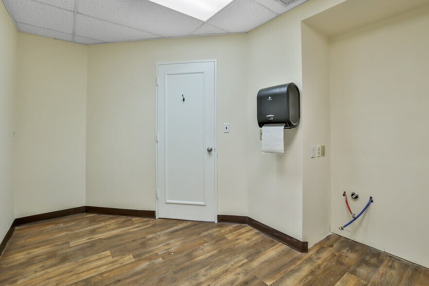 More Photos Of 171 Ramapo Rd, Garnerville Office For Lease