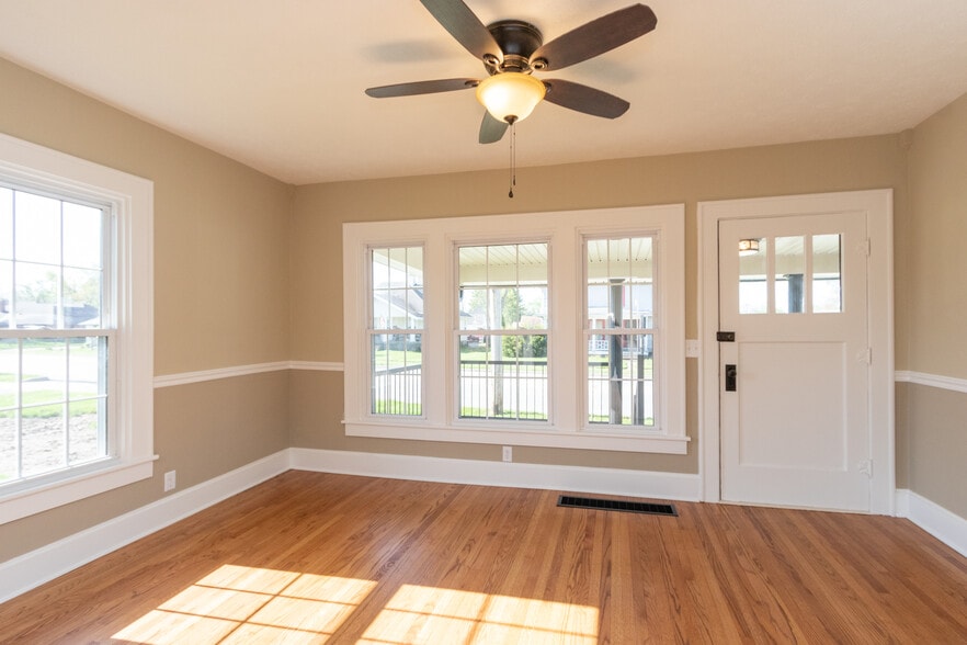 More Photos Of 422 E Main St, Brownsburg Office For Sale