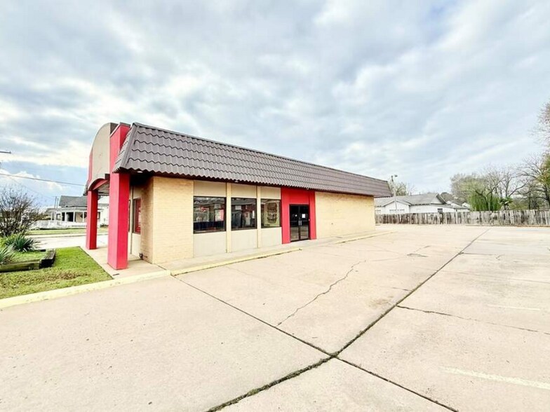 More Photos Of 1103 N Arkansas Ave, Russellville Freestanding For Sale