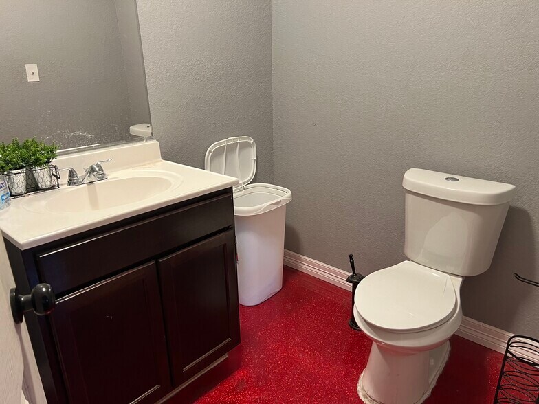 More Photos Of 5101 Canal St, Houston Flex For Lease