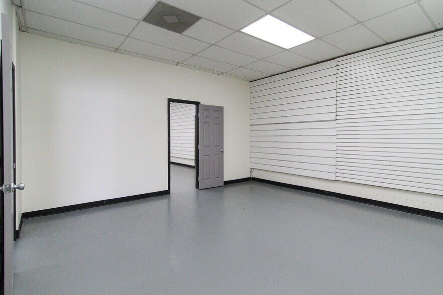 More Photos Of 26081 Bouquet Canyon Rd, Santa Clarita Freestanding For Lease