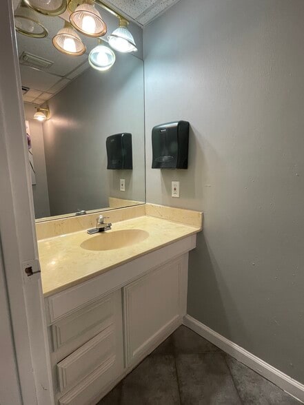 More Photos Of 14347 Torrey Chase Blvd, Houston Office For Sale