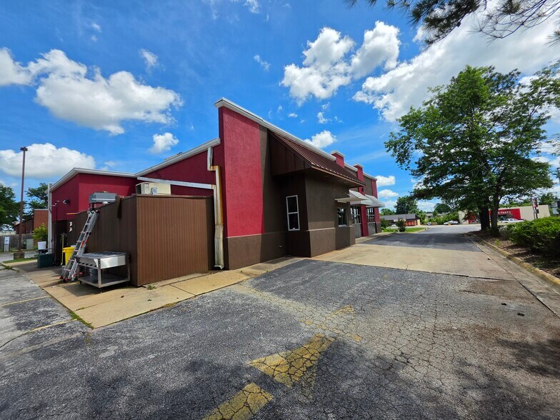 More Photos Of 2813 W Walnut St, Rogers Restaurant For Sale