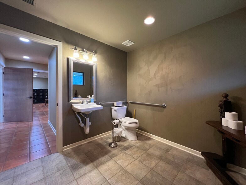 More Photos Of 614 Oak Ave, Sulphur Springs Office For Sale