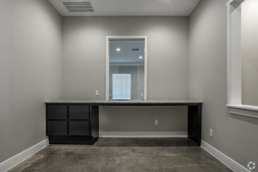 More Photos Of 1904 Longmire Rd, Conroe Unknown For Lease