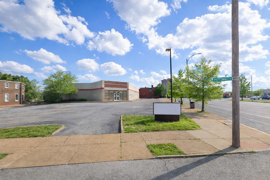 Primary Photo Of 3510 Gravois Ave, Saint Louis Freestanding For Sale