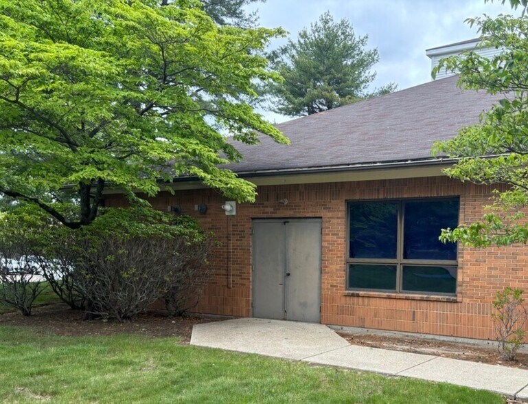 More Photos Of 58 Old Quaker Ln, West Warwick Office For Sale