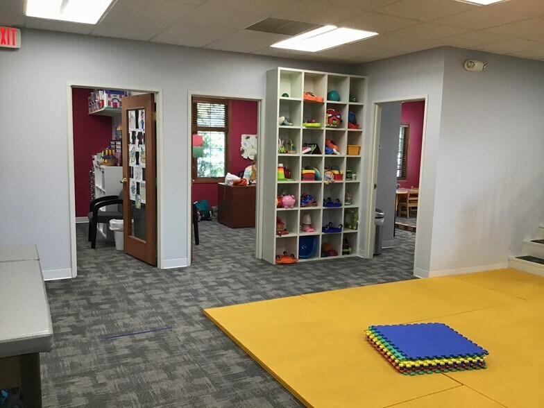 More Photos Of 3 Executive Ct, South Barrington Medical For Lease
