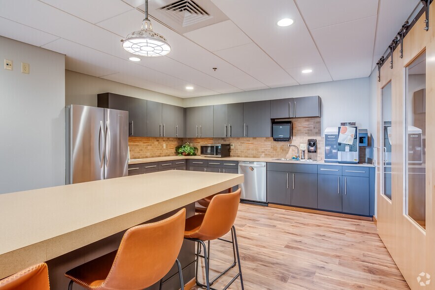 More Photos Of 118 S Adams St, Green Bay Coworking Space