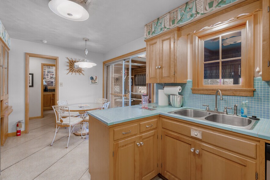 More Photos Of 531 W Main St, Denison Office For Sale