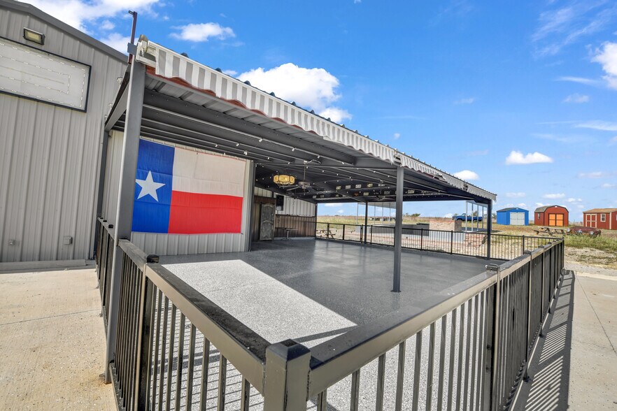 More Photos Of 5989 N FM 51, Weatherford Showroom For Sale