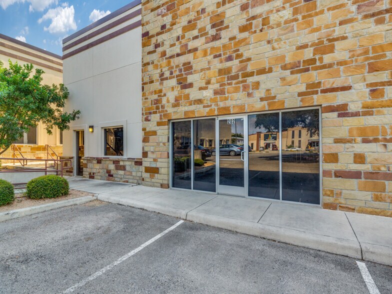 More Photos Of 4926 Golden Quail, San Antonio Storefront For Sale