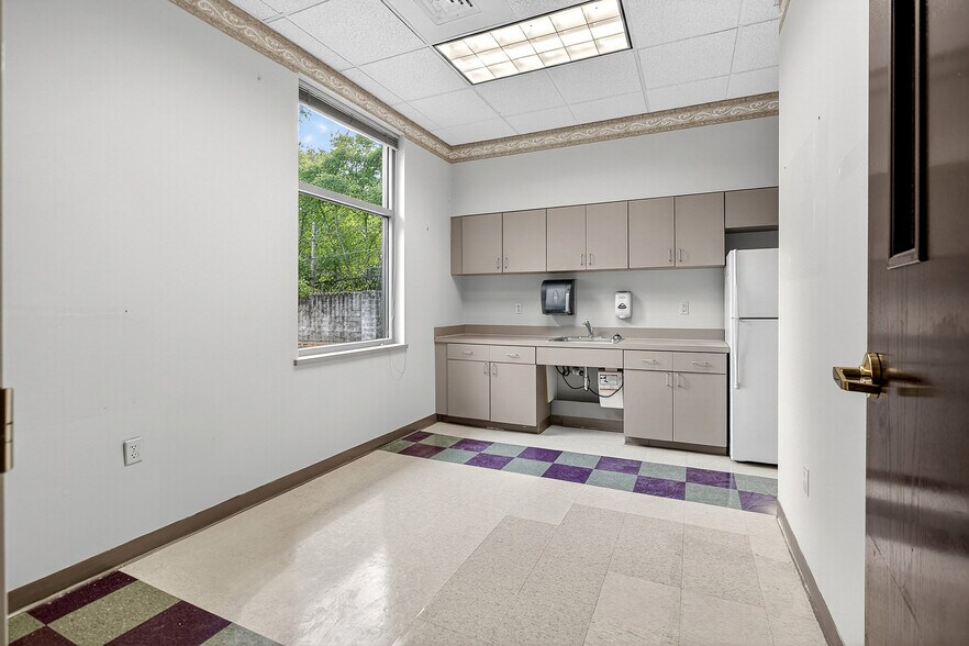 More Photos Of 414 W Lancaster Ave, Devon Bank For Sale