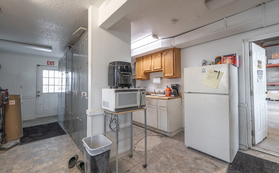 More Photos Of 300 Washington St, South Roxana Warehouse For Sale