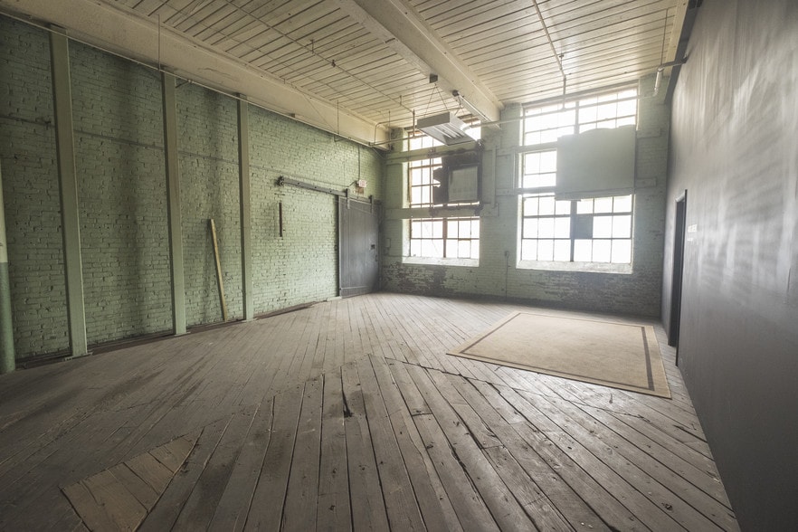 More Photos Of 250 Mill St, Taylors Restaurant For Lease